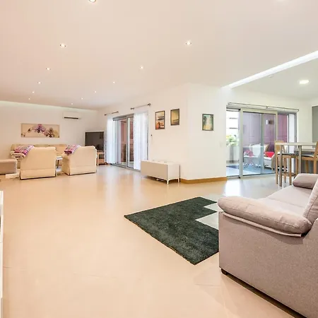 Apt. A Appartement *